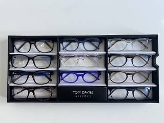 Ca. 11x Optische monturen, Tom Davies, in luxe opbergdoos/displaytray